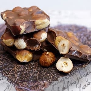 שוקולד על שולחן עם לב